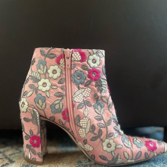 Embroidered pink heeled booties - Picture 1 of 6